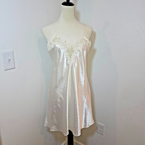 Vintage Dentelle White Nightgown Satin Size M Bridal Beaded Honeymoon Lingerie - Picture 1 of 8